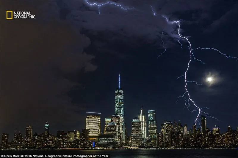 Những tia sét xuất hiện trên bầu trời sáng trăng ở Manhattan (Mỹ) trong cơn bão mùa hè.