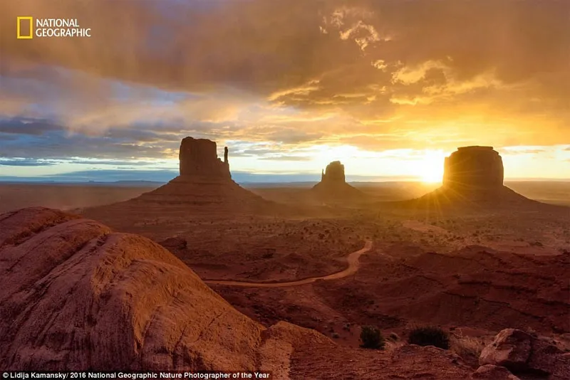Bình minh ở thung lũng Monument (Utah, Mỹ) trước khi bão tới.