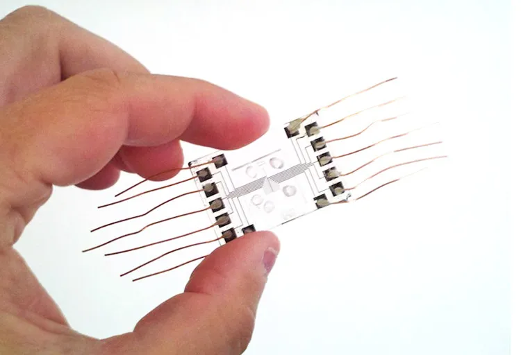 Con chip tách nước sạch từ nước mặn bằng cách sử dụng dòng điện.