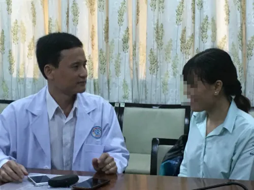 Bệnh nhân hồi phục trò chuyện cùng bác sĩ.