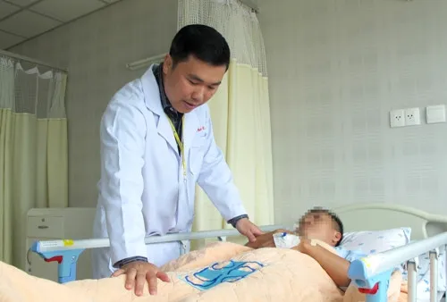 Một bệnh nhân đột quỵ đã bị ngã trong quá trình di chuyển làm cho thương tổn nặng hơn.