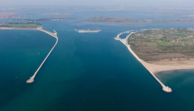 Cửa Lido, một trong ba cửa để nước từ biển Adriatic đi vào phá