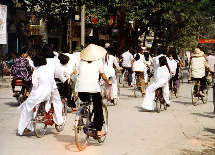 Tà áo dài của nữ sinh khi tan học.