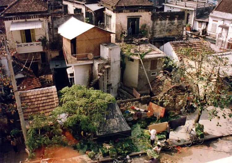 Một góc phố nhìn từ trên cao xuống.