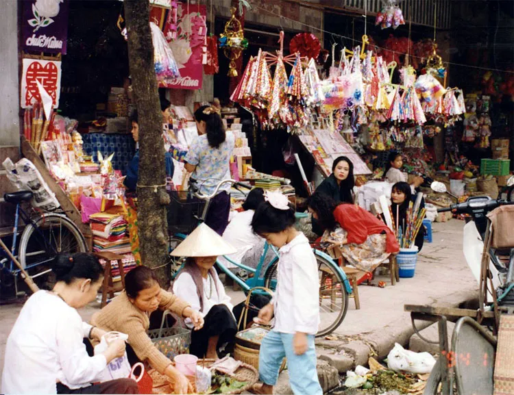 Cuộc sống trên vỉa hè luôn sôi động.