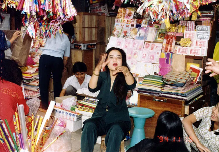 Người phụ nữ với trang phục thịnh hành một thời.
