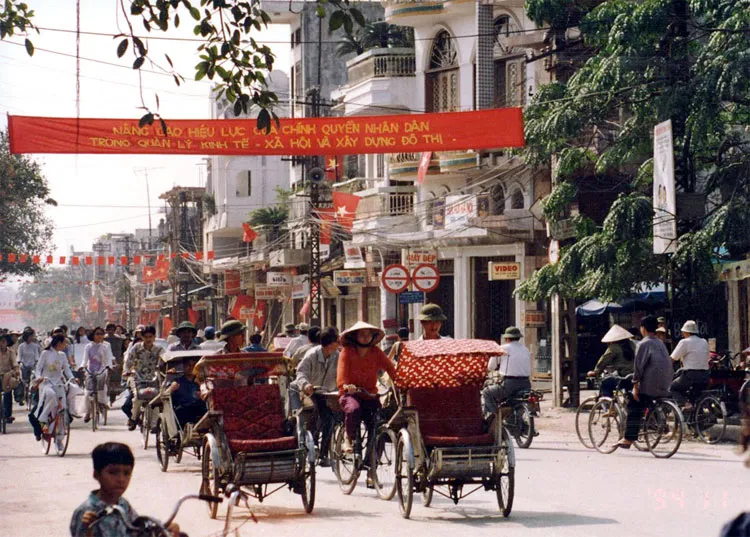 Những chiếc xích lô quen thuộc trên đường phố Hà Nội.