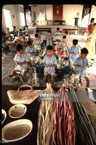 Trẻ em học nghề đan tre tại một trại trẻ mồ côi ở TP HCM.