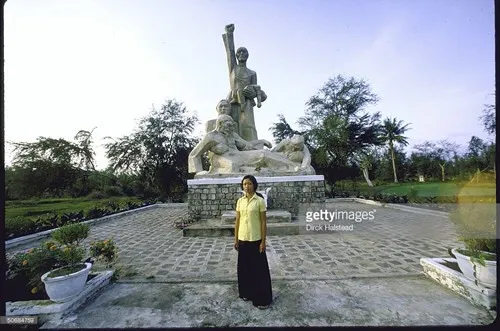 Cô Phạm Thị Trinh, một trong những người sống sót trong vụ thảm sát Mỹ Lai (Quảng Ngãi) đứng tại đài tưởng niệm vụ thảm sát.