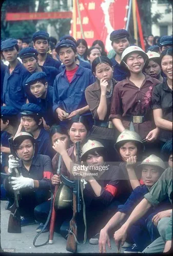 Thanh niên các khối dân quân và công nhân trong buổi diễu hành.