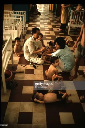 Trẻ em trong một trại trẻ mồ côi ở TP HCM, Việt Nam năm 1980.