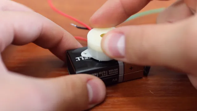 Đặt còi báo mini lên trên.