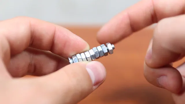 Lấy 1 con bu-lông dài ra và mang vào số vòng xoắn để nó bao phủ hết bu-lông.