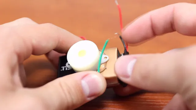 Sau đó bạn hãy nói dây điện của còi với dây điện của phần kết nối đầu pin.
