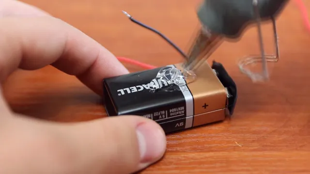 Gắn phần kết nối pin và pin lại. Sau đó rãi một lớp keo silicon lên mặt phẳng rộng của viên pin.