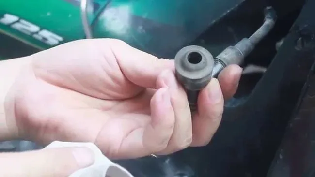 Motor bộ đề là nơi rất dễ chập điện, gây cháy nổ khi bị ẩm.