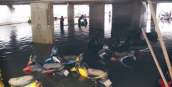 Hàng nghìn chiếc xe máy bị nhấn chìm trong hầm xe ở đường Nguyễn Siêu.
