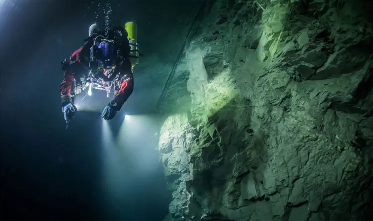Ông Starnawski cho biết lặn trong hang động Hranice Abyss là thách thức khó khăn.