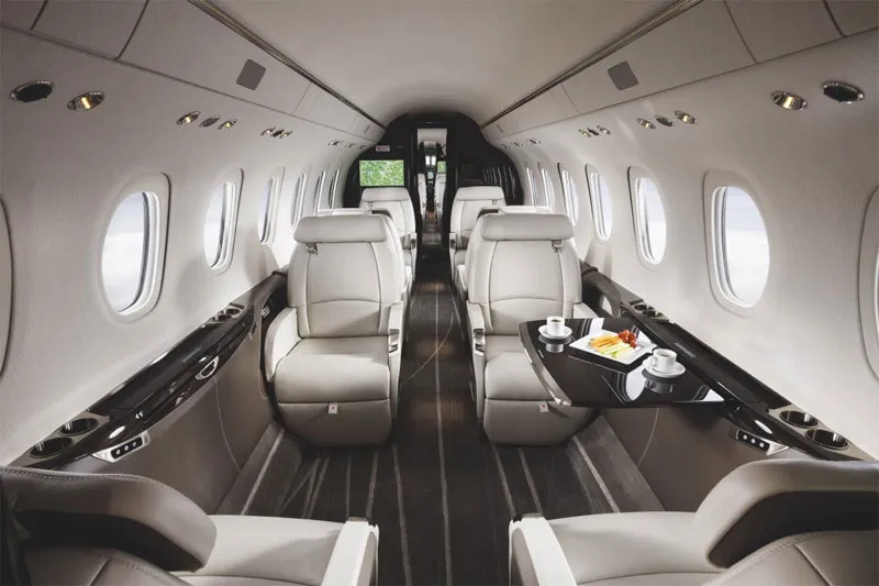 Khu vực cabin máy bay có nhiều tiện nghi như máy pha cà phê, lò vi sóng và khu để hành lý.