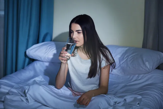 Chúng ta thấy khát nước trước khi ngủ hoạt động đồng hồ sinh học của não bộ.