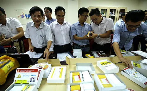 10 thiết bị giám sát nguồn phóng xạ do các nhà nghiên cứu Đại học Bách Khoa bàn giao.