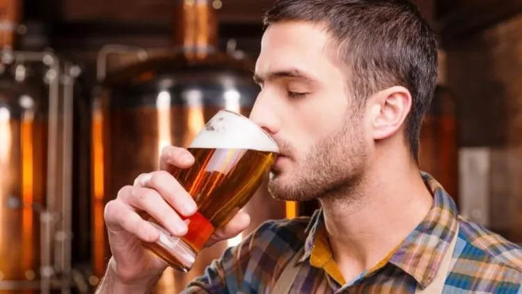 Uống quá nhiều bia có tác động tiêu cực đến sự trao đổi chất của tế bào.