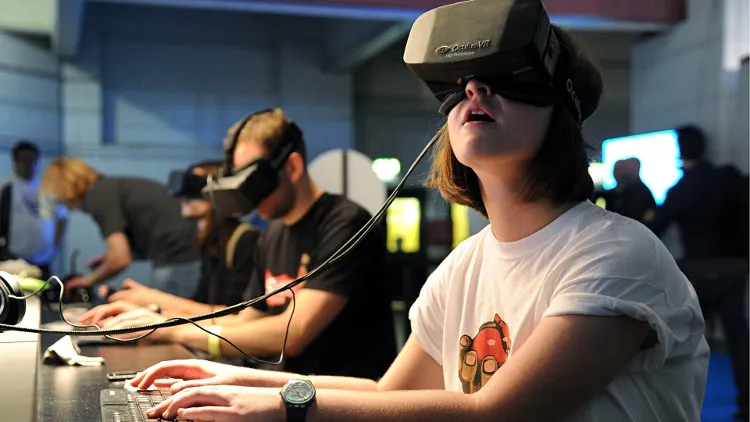 VR là một hệ thống mô phỏng, trong đó, đồ họa máy tính được sử dụng để tạo ra một thế giới "như thật".