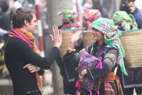 "Nụ cười hội nhập" của cô gái Sapa.