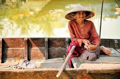 Nụ cười của cụ bà chèo thuyền chở khách qua sông ở Hội An.