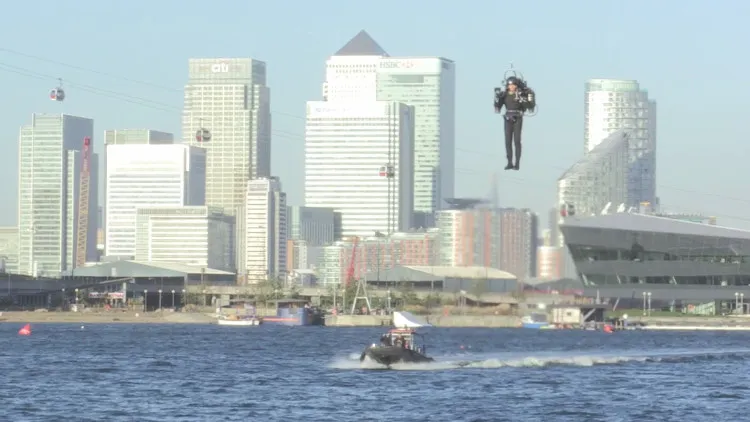 David Mayman thử nghiệm động cơ phản lực cá nhân trên sông Thames, Anh.David Mayman thử nghiệm động cơ phản lực cá nhân trên sông Thames, Anh.