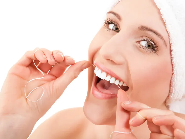 Bạn nên dùng chỉ nha khoa mỗi ngày một lần.