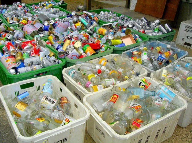 Rác được phân loại cẩn thận trước khi đem đổ.