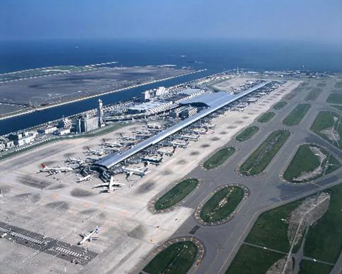 Sân bay quốc tế Kansai xây trên đảo nhân tạo bồi lấp từ rác.