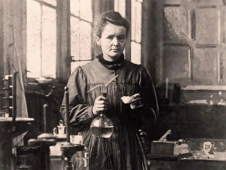 Marie Curie là nhà khoa nữ đầu tiên nhận giải năm 1903.