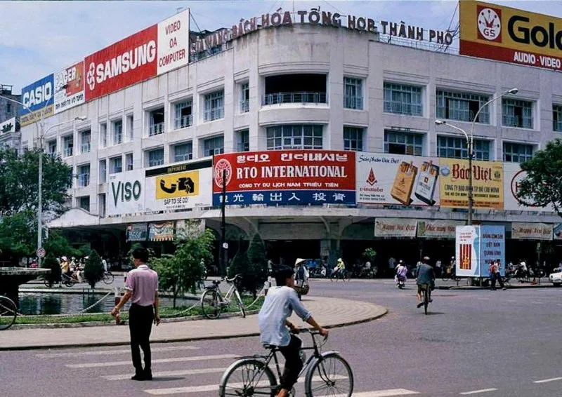 Sau 1975, Thương xá Tax không còn là địa điểm kinh doanh sầm uất như trước mà được dùng làm nơi trưng bày các mặt hàng, máy móc công nghiệp do các đơn vị quốc doanh của TP HCM sản xuất.