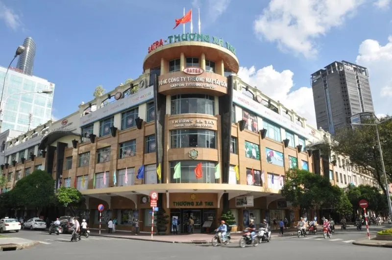 Năm 1998, dòng chữ Thương xá Tax được đặt trên nóc tòa nhà, đánh đấu sự trở lại của một cái tên nổi tiếng.