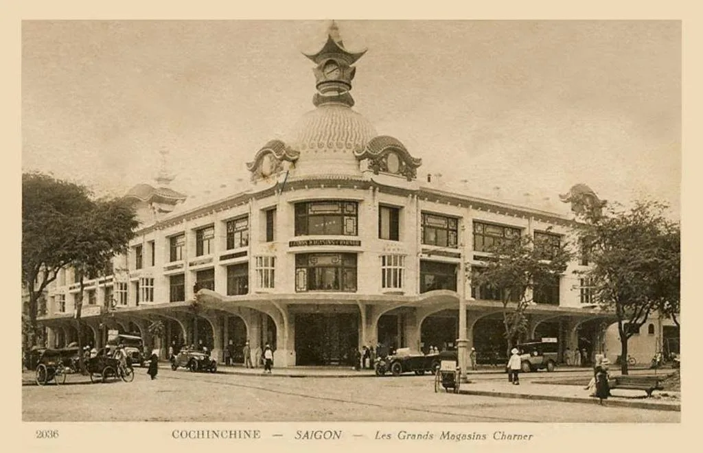 Thương xá Tax được xây dựng vào thập niên 1880 với tên gọi ban đầu là Les Grands Magazins Charner (GMC).
