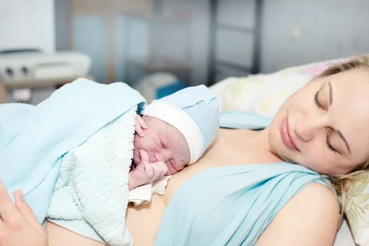 Da tiếp da cũng giúp em bé sau sinh bớt khóc và ngủ ngon hơn.