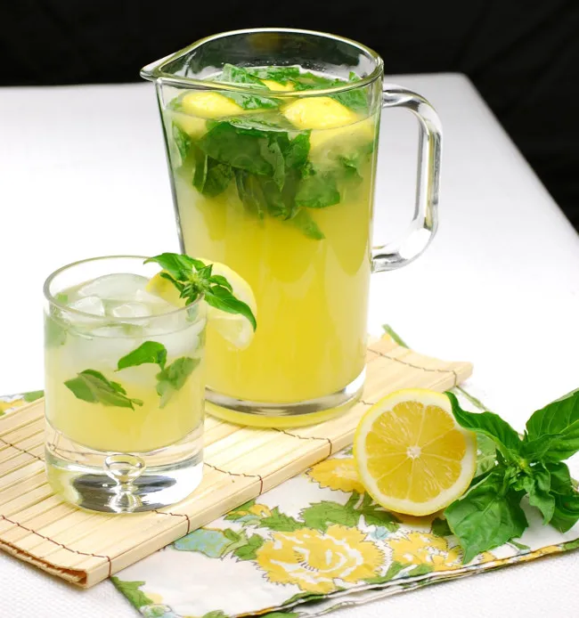 Khi đi du lịch, để đề phòng ngộ độc bạn hãy uống 1 cốc nước chanh.