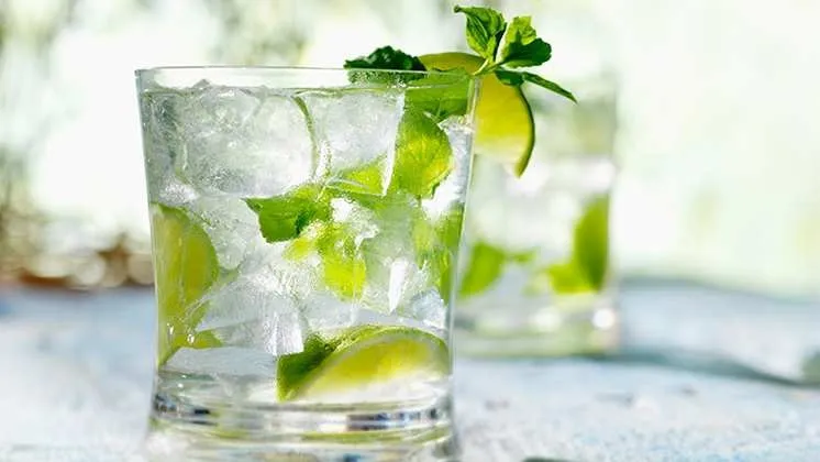 Bạn nên bắt đầu một ngày mới với một cốc nước chanh ấm.