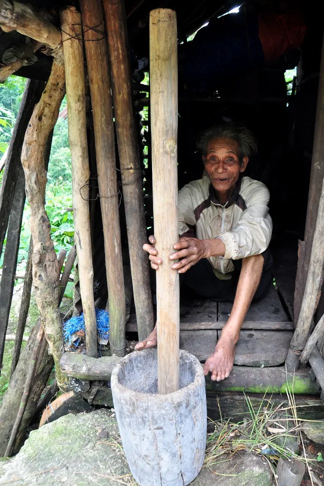 Ông đục đẽo cây rừng làm chày, cối giã lúa thành gạo để nấu ăn.