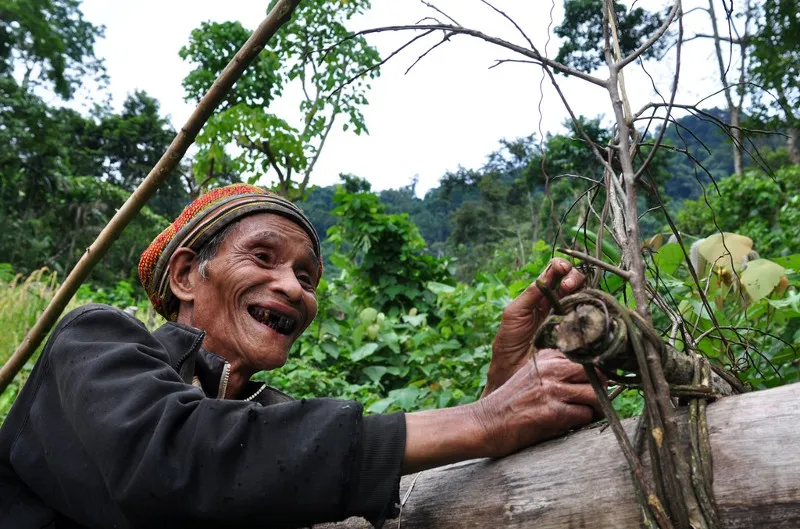 Ngoài ra, người đàn ông đặc biệt này còn nghĩ cách dùng thân cây lồ ô, một số loại dây rừng làm bẫy thú để cải thiện bữa ăn