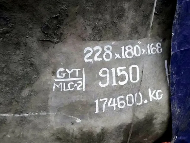 Khối ngọc bích khổng lồ được ước tính có giá trị khoảng 174,5 triệu USD, đắt nhất thế giới hiện nay.