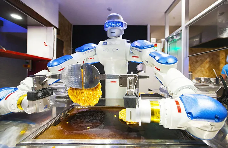 Robot của Huis Ten Bosch đang rán bánh xèo.