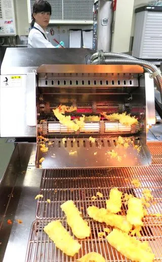 Máy chiên tự động của Tenya rán tempura chỉ trong hơn 100 giây.