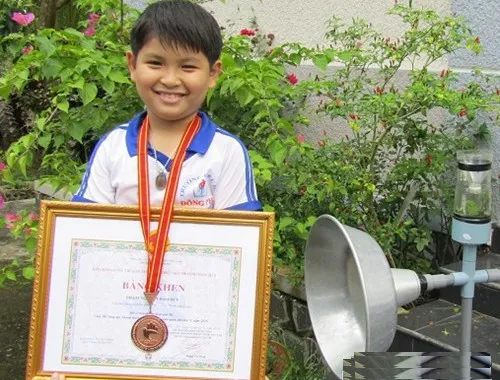 Duy với sản phẩm máy bắt "ruồi Vàng" của mình vừa đạt giải 3 hội thị sáng tạo khoa học, kĩ thuật thanh thiếu niên, nhi đồng toàn quốc năm 2016.