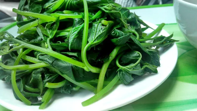 Rau lang luộc.