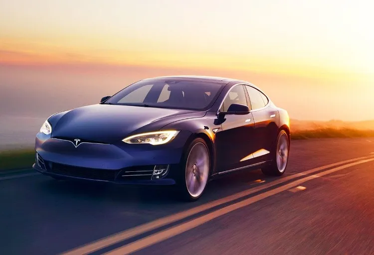 Chiếc xe đưa người ngồi đằng sau tay lái tới văn phòng của Tesla và người này không cần can thiệp gì.