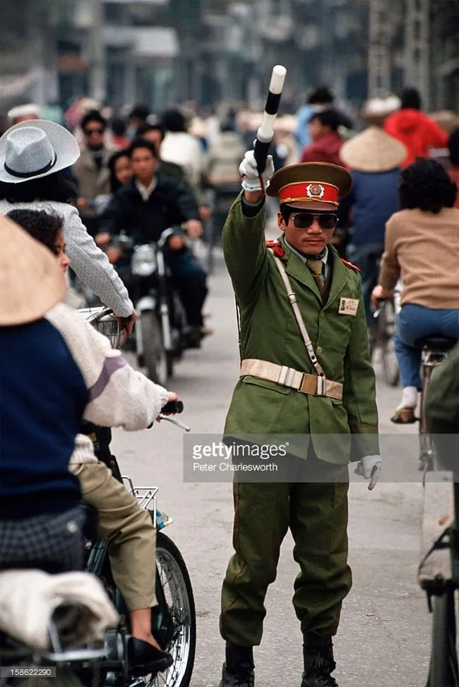 Người cảnh sát điều khiển giao thông ở khu phố cổ Hà Nội.