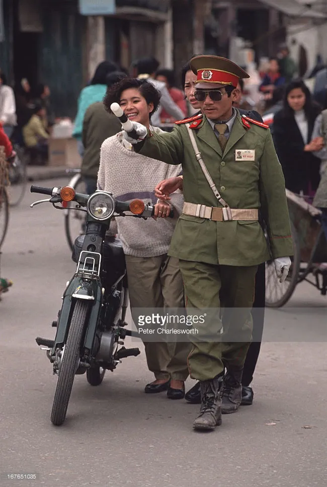 Kiều nữ Hà thành bị cảnh sát tuýt còi cùng chiếc Honda Cub huyền thoại.